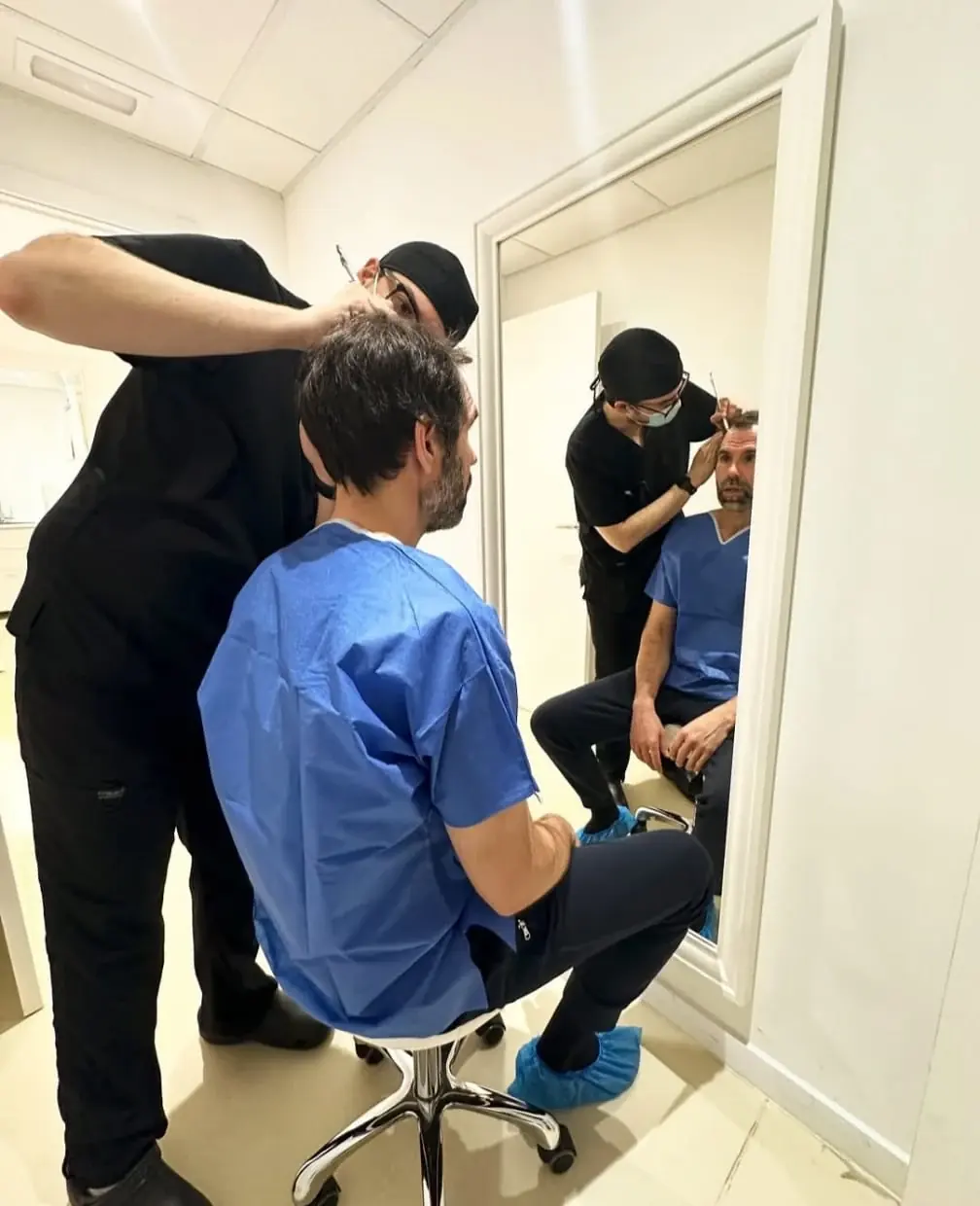 Equipo de Densify durante un procedimiento de trasplante capilar en Barcelona